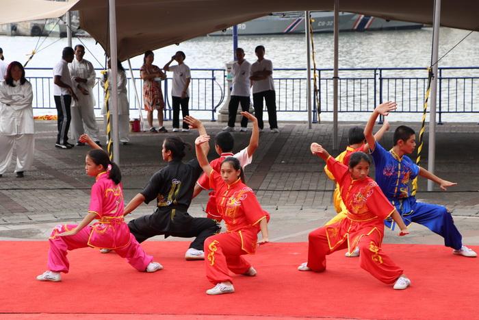 武术联合会,传统叶问咏春协会的年轻武者们则分别带来精彩的武术表演