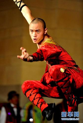 2月28日,一名来自中国少林寺武术馆的僧人在美国纽约中央车站表演武术